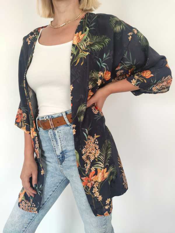 kimono jako idealny dodatek do prostej stylizacji